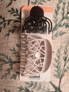 scunci 2-Pack Hair Claw Clips in Black and Light Beige/Cream New